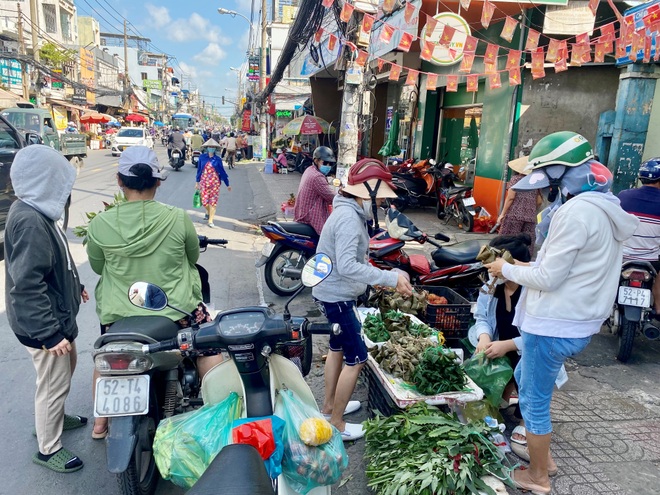 TPHCM: Thị trường Tết Đoan Ngọ đìu hiu, tiểu thương khóc ròng vì ế khách - 1 TPHCM: Thị trường Tết Đoan Ngọ đìu hiu, tiểu thương khóc ròng vì ế khách - 1