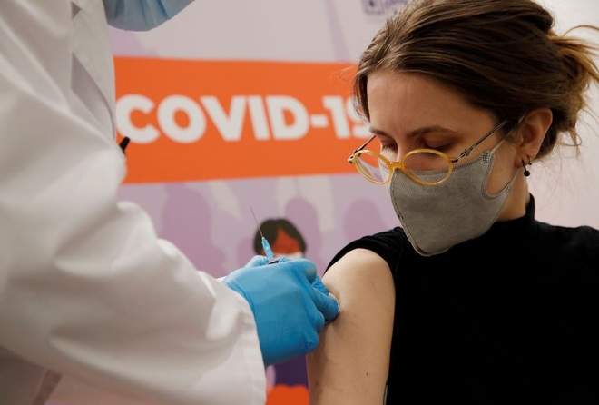 Ca Covid-19 tăng vọt, Nga treo thưởng ô tô "hút" dân đi tiêm chủng