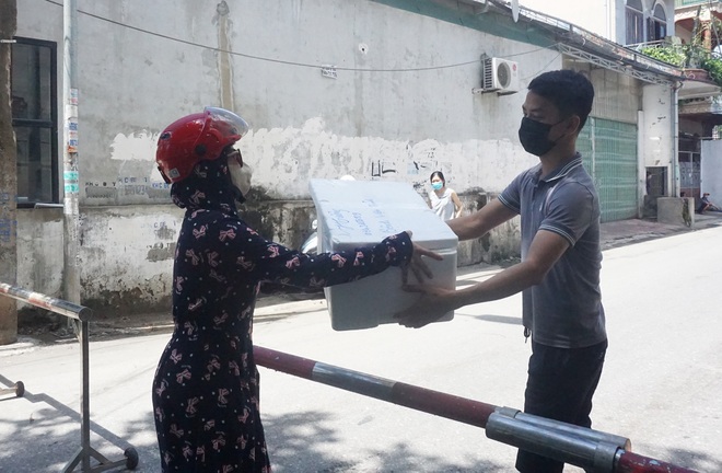 Khẩn trương tiếp tế cho cư dân bị phong tỏa tại TP Vinh - 10 Khẩn trương tiếp tế cho cư dân bị phong tỏa tại TP Vinh - 10