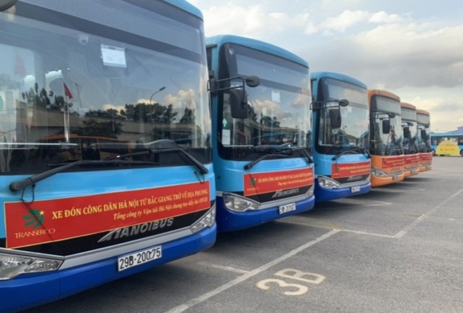 20 xe buýt đang đến ổ dịch Bắc Giang đón gần 290 người về Hà Nội - 1