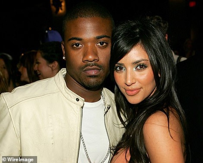 Kim Kardashian: Người đã có những thứ lớn lao, giờ đi tìm những điều nhỏ bé - 7 Kim Kardashian: Người đã có những thứ lớn lao, giờ đi tìm những điều nhỏ bé - 7