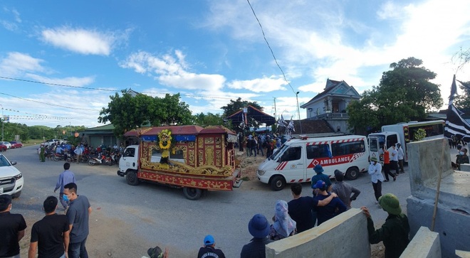 Vụ cháy phòng trà 6 người tử vong: 4 quan tài trong một đám tang - 2 Vụ cháy phòng trà 6 người tử vong: 4 quan tài trong một đám tang - 2