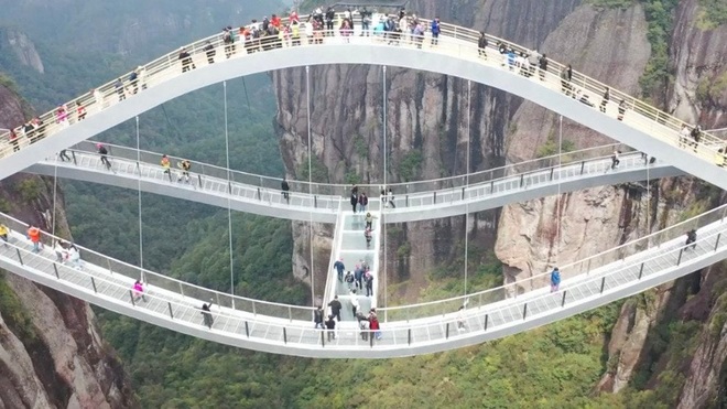 Cầu uốn lượn giữa 2 vách núi cao 140 m ở Trung Quốc gây bão mạng xã hội - 3