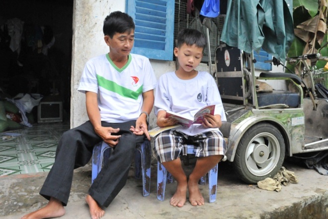 Người đàn ông tật nguyền bán vé số sở hữu 15 huy chương về bơi lội - 4 Người đàn ông tật nguyền bán vé số sở hữu 15 huy chương về bơi lội - 4