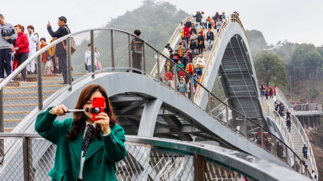 Cầu uốn lượn giữa 2 vách núi cao 140 m ở Trung Quốc gây bão mạng xã hội - 5