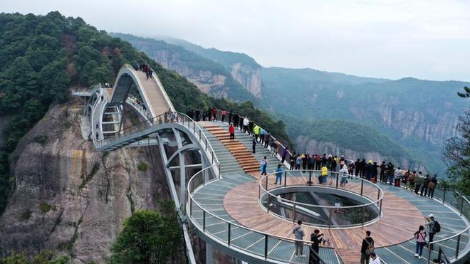 Cầu uốn lượn giữa 2 vách núi cao 140 m ở Trung Quốc gây bão mạng xã hội - 7