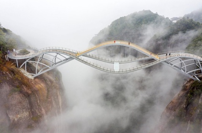 Cầu uốn lượn giữa 2 vách núi cao 140 m ở Trung Quốc gây bão mạng xã hội - 6
