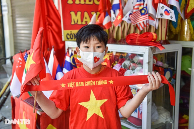Dịch Covid-19 bùng phát, đồ cổ động bóng đá ế khách chưa từng có - 7 Dịch Covid-19 bùng phát, đồ cổ động bóng đá ế khách chưa từng có - 7