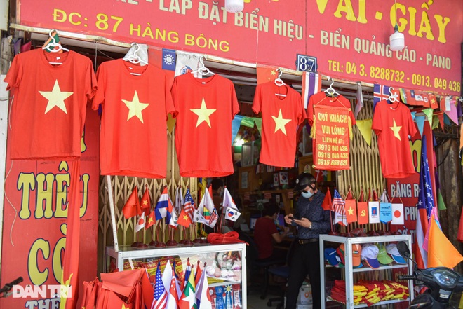Dịch Covid-19 bùng phát, đồ cổ động bóng đá ế khách chưa từng có - 5 Dịch Covid-19 bùng phát, đồ cổ động bóng đá ế khách chưa từng có - 5