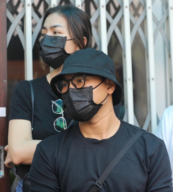 Gia đình, đồng nghiệp đội mưa đưa tiễn đạo diễn Lê Cung Bắc - 5 Gia đình, đồng nghiệp đội mưa đưa tiễn đạo diễn Lê Cung Bắc - 5