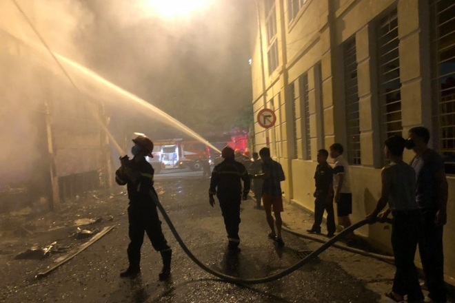 Phòng trà lớn nhất thành phố Vinh cháy dữ dội, 6 người tử vong - 5