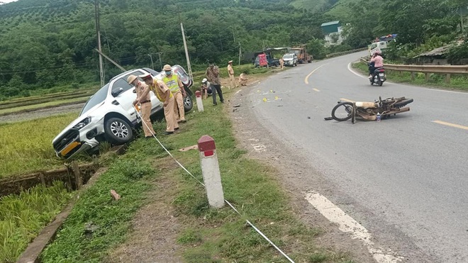 Phóng nhanh, vượt ẩu, thanh niên đi xe máy đấu đầu bán tải chạy ngược chiều - 1 Phóng nhanh, vượt ẩu, thanh niên đi xe máy đấu đầu bán tải chạy ngược chiều - 1