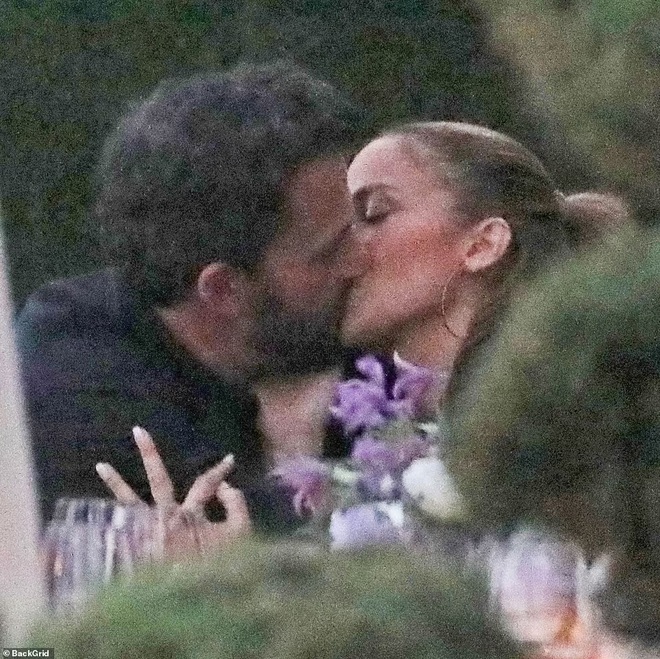 Jennifer Lopez và Ben Affleck bị bắt gặp hôn nhau tại quán ăn - 1