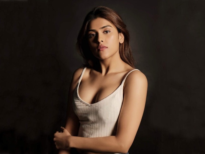 Nữ diễn viên xinh đẹp người Ấn Độ bị bắt vì sử dụng cần sa