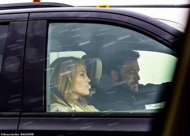 Jennifer Lopez và Ben Affleck bị bắt gặp hôn nhau tại quán ăn - 9 Jennifer Lopez và Ben Affleck bị bắt gặp hôn nhau tại quán ăn - 9