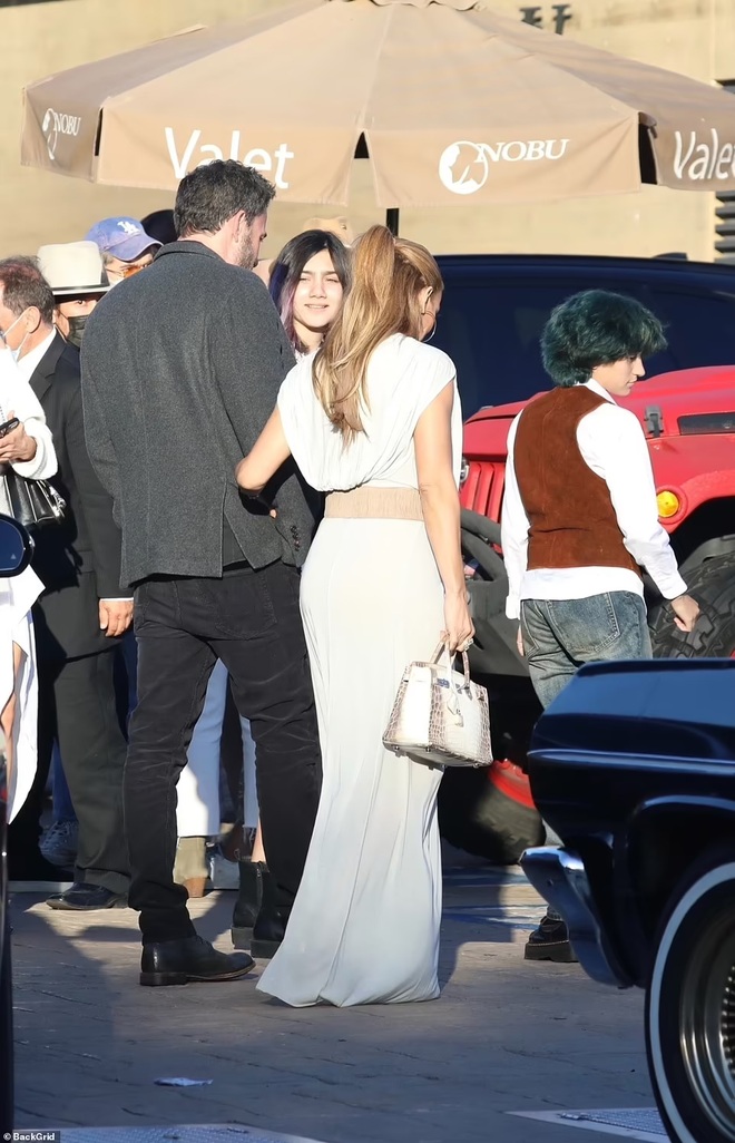 Jennifer Lopez và Ben Affleck bị bắt gặp hôn nhau tại quán ăn - 6