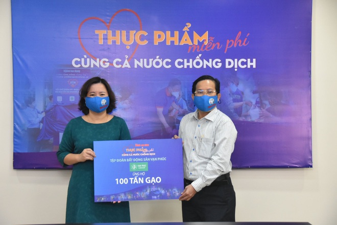 Van Phuc Group ủng hộ 100 tấn gạo, 2.000 quần áo bảo hộ chống dịch Covid-19 - 1