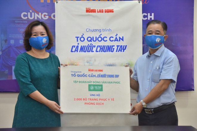 Van Phuc Group ủng hộ 100 tấn gạo, 2.000 quần áo bảo hộ chống dịch Covid-19 - 2