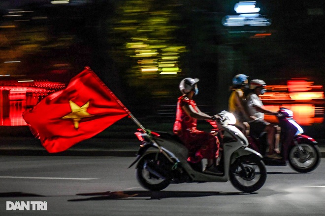 Người Hà Nội vẫy cờ quanh hồ Gươm ăn mừng chiến tích của bóng đá Việt Nam - 2