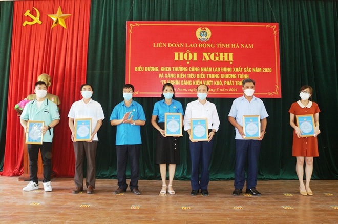 Đóng góp gần 3.500 sáng kiến với tổng giá trị làm lợi hơn 100 tỷ đồng - 1 Đóng góp gần 3.500 sáng kiến với tổng giá trị làm lợi hơn 100 tỷ đồng - 1