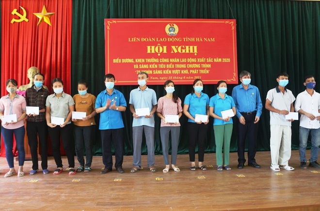 Đóng góp gần 3.500 sáng kiến với tổng giá trị làm lợi hơn 100 tỷ đồng - 2 Đóng góp gần 3.500 sáng kiến với tổng giá trị làm lợi hơn 100 tỷ đồng - 2