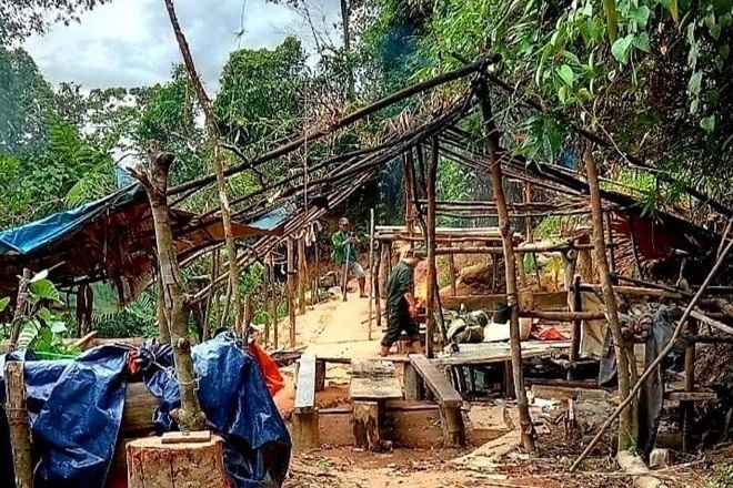 Hơn 50 chiến sĩ hành quân 10 tiếng vào lõi rừng truy bắt vàng tặc - 1 Hơn 50 chiến sĩ hành quân 10 tiếng vào lõi rừng truy bắt vàng tặc - 1