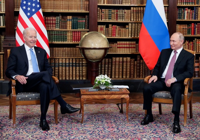 Hành động khó hiểu của ông Biden trong cuộc gặp với ông Putin - 1 Hành động khó hiểu của ông Biden trong cuộc gặp với ông Putin - 1