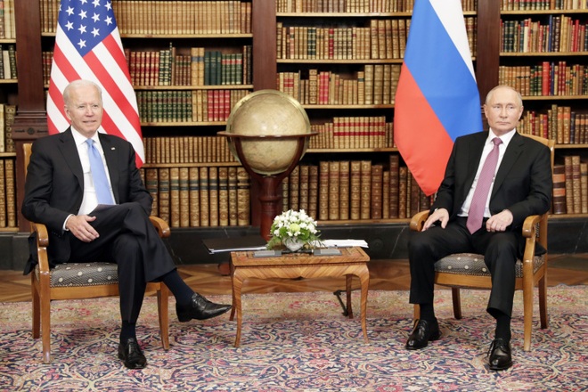 Dân mạng xôn xao về tấm thẻ trong tay ông Biden khi họp với ông Putin - 1 Dân mạng xôn xao về tấm thẻ trong tay ông Biden khi họp với ông Putin - 1
