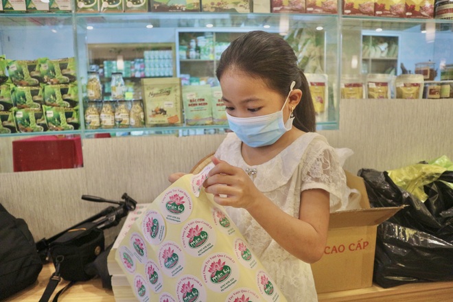 Bé gái 10 tuổi cắt hàng trăm bắp cải làm cơm ủng hộ chiến sĩ chống dịch - 3