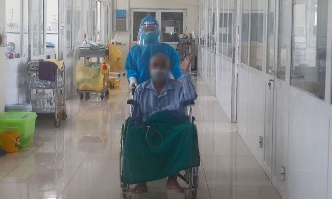 Hà Nội: Bệnh nhân Covid-19 từng cận kề cửa tử được xuất viện - 2