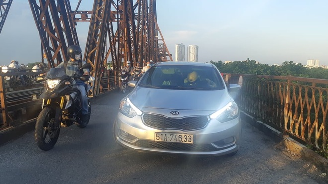 Say xỉn, tài xế ô tô chở bạn lên cầu Long Biên ngắm cảnh - 1 Say xỉn, tài xế ô tô chở bạn lên cầu Long Biên ngắm cảnh - 1