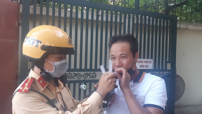 Say xỉn, tài xế ô tô chở bạn lên cầu Long Biên ngắm cảnh - 3 Say xỉn, tài xế ô tô chở bạn lên cầu Long Biên ngắm cảnh - 3
