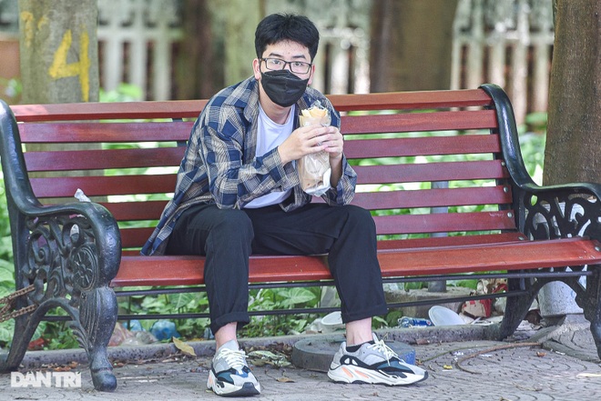 Vỉa hè, ghế đá trở thành... bàn ăn bất đắc dĩ giữa trưa hè nắng cháy da - 10 Vỉa hè, ghế đá trở thành... bàn ăn bất đắc dĩ giữa trưa hè nắng cháy da - 10