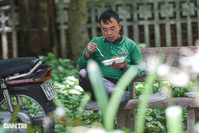 Vỉa hè, ghế đá trở thành... bàn ăn bất đắc dĩ giữa trưa hè nắng cháy da - 6 Vỉa hè, ghế đá trở thành... bàn ăn bất đắc dĩ giữa trưa hè nắng cháy da - 6