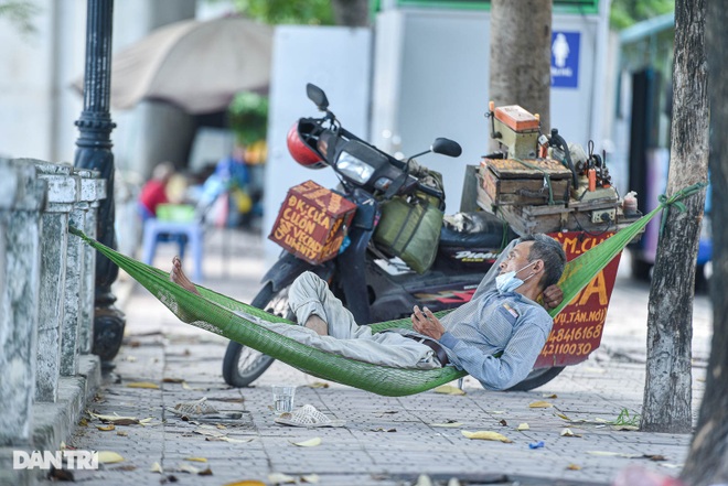 Vỉa hè, ghế đá trở thành... bàn ăn bất đắc dĩ giữa trưa hè nắng cháy da - 11 Vỉa hè, ghế đá trở thành... bàn ăn bất đắc dĩ giữa trưa hè nắng cháy da - 11