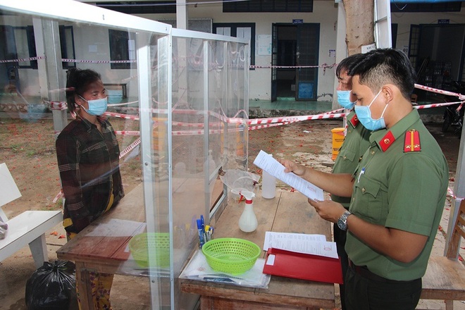 Bắt tạm giam một phụ nữ trong đường dây đưa người vượt biên sang Campuchia - 1