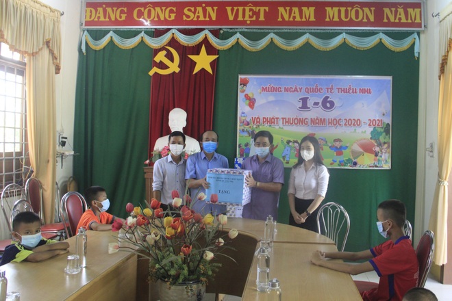 Những người cha, mẹ bất đắc dĩ của trẻ mồ côi - 5 Những người cha, mẹ bất đắc dĩ của trẻ mồ côi - 5