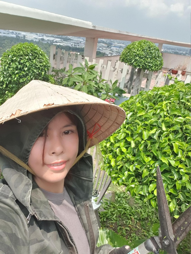 Vác đất lên sân thượng, mẹ đảm Bình Dương trồng vườn hồng ngát hương - 12 Vác đất lên sân thượng, mẹ đảm Bình Dương trồng vườn hồng ngát hương - 12