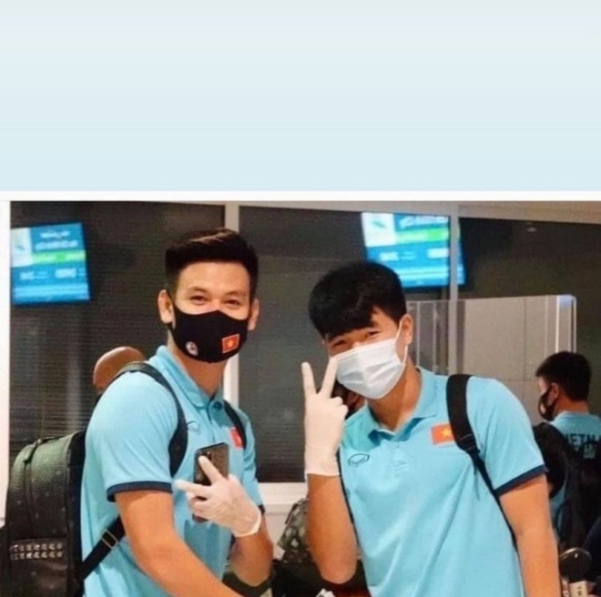Những người hùng đội tuyển Việt Nam khoe ảnh ngay sau khi về nước - 2 Những người hùng đội tuyển Việt Nam khoe ảnh ngay sau khi về nước - 2
