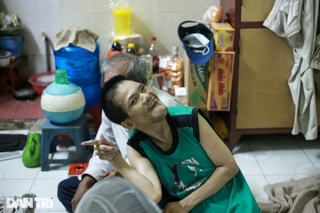 Covid-19 diễn ra trong 2 năm, cuộc sống của ông già lái xe ôm bị đảo lộn - 2 Covid-19 diễn ra trong 2 năm, cuộc sống của ông già lái xe ôm bị đảo lộn - 2