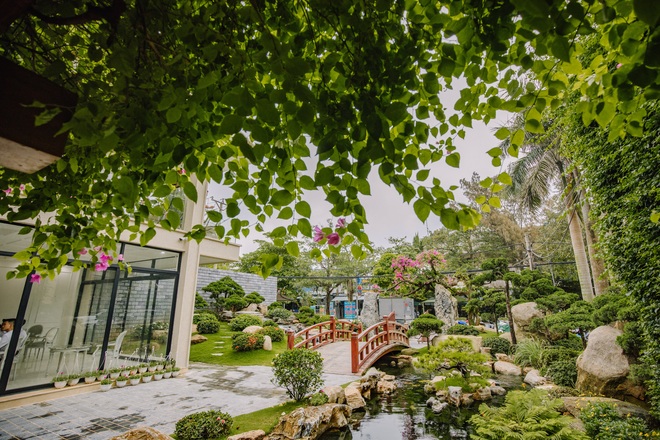 Cùng tận hưởng không gian thoáng đãng trong quán cà phê sân vườn Thanh Hóa 2024 với diện tích 1.700m2 đầy màu sắc và xanh tươi. Sắp được khai trương, quán sẽ mang đến cho khách hàng những trải nghiệm tuyệt vời với hương vị cà phê thơm ngon, không gian yên bình và cây cối xanh mát.
