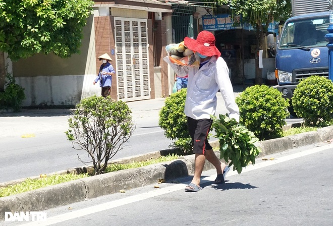 Ngày đầu TP Vinh cách ly: Bản hợp đồng tiền tỷ được ký tại chốt kiểm dịch - 11 Ngày đầu TP Vinh cách ly: Bản hợp đồng tiền tỷ được ký tại chốt kiểm dịch - 11