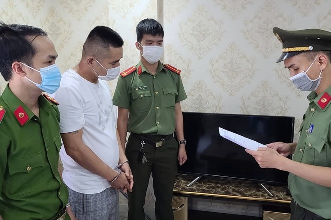 Bắt một người Trung Quốc ở lại Việt Nam trái phép - 1