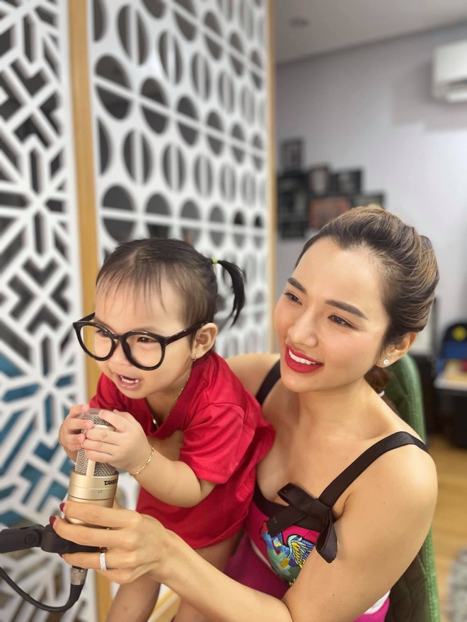 Thanh Lam khoe bờ vai gợi cảm, lộ hình xăm hút mắt - 6 Thanh Lam khoe bờ vai gợi cảm, lộ hình xăm hút mắt - 6