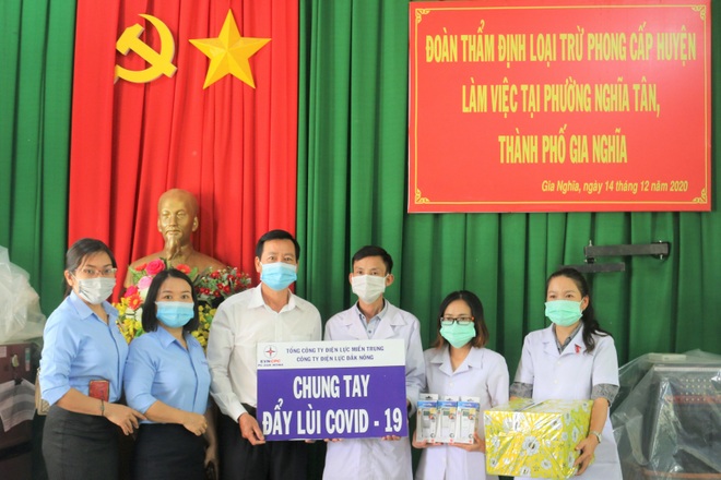 Điện lực Đắk Nông ủng hộ Quỹ vắc xin 200 triệu đồng - 2 Điện lực Đắk Nông ủng hộ Quỹ vắc xin 200 triệu đồng - 2