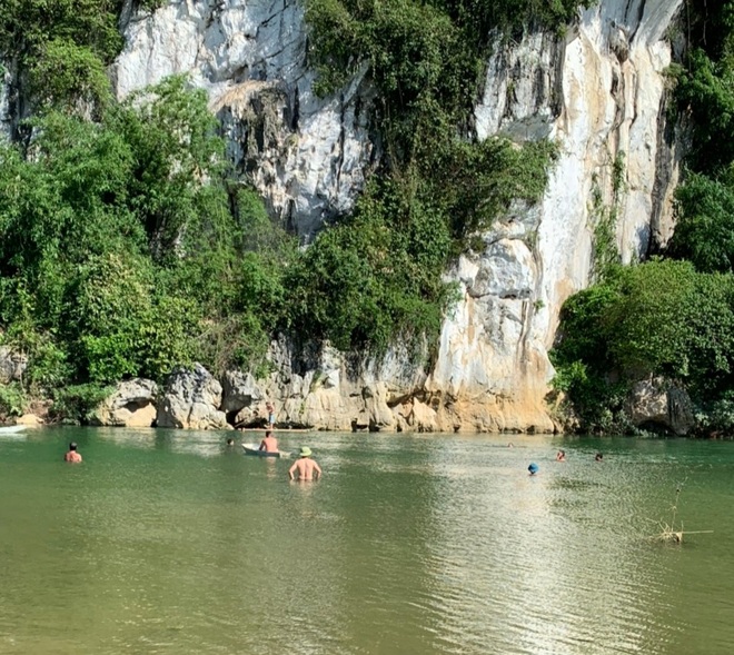 10 thanh niên Hà Nội lên Hòa Bình tắm sông, một người bị đuối nước - 1