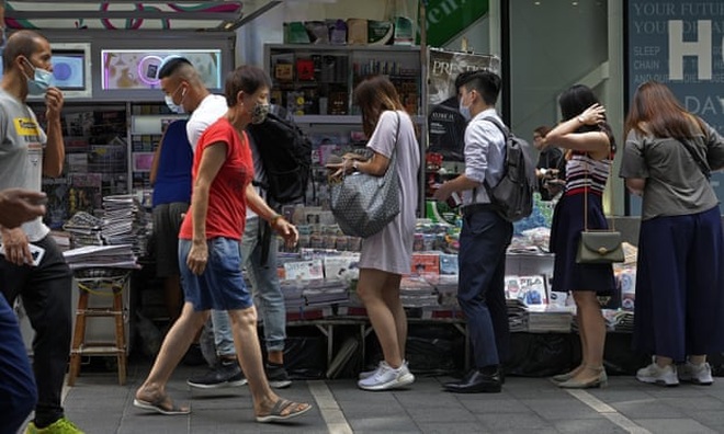 Tổng biên tập bị bắt, dân Hong Kong đổ xô xếp hàng mua báo - 2
