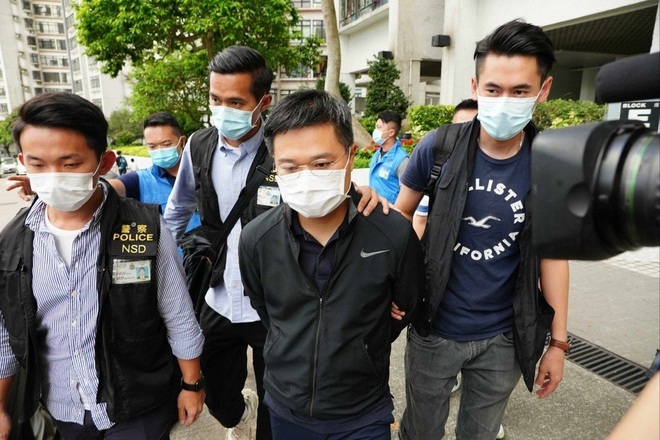 Tổng biên tập bị bắt, dân Hong Kong đổ xô xếp hàng mua báo - 1