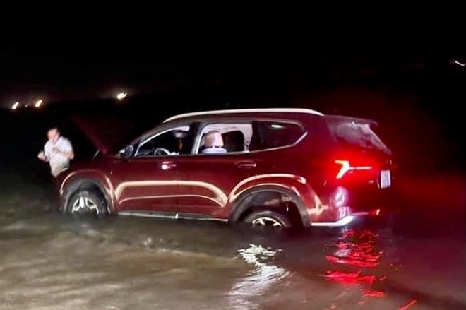 Mang Santa Fe mới ra mắt đi off-road gần biển, tài xế nhận cái kết đắng - 1 Mang Santa Fe mới ra mắt đi off-road gần biển, tài xế nhận cái kết đắng - 1