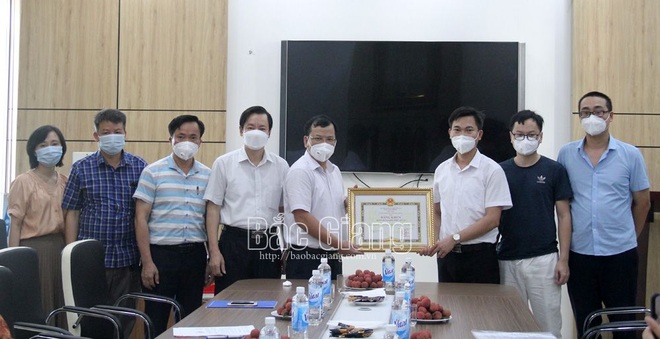 Tặng Bằng khen đoàn cán bộ y tế Lào Cai chi viện Bắc Giang chống dịch - 1